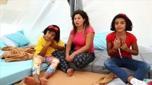 Bozkurt'taki sel felaketinden etkilenen anne çadır kentte çocuklarıyla yaralarını sarmaya çalış