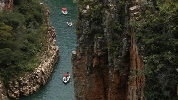 Brezilya'da turistlerin dolaştığı teknelerin için kaya düştü