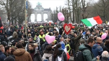Brüksel'de 50 bin ad Kovid-19 tedbirlerini protesto etti