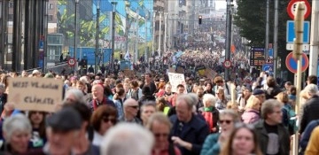 Brüksel'de binlerce isim Glasgow zirvesi öncesinde iklim değişikliği düşüncesince yürüdü