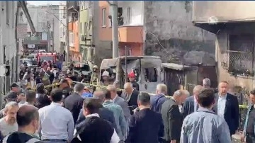 Bursa'da terbiye uçağı evlerin arasına düştü