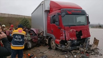 Bursa'da kamyona çarpan otomobildeki 5 insan öldü