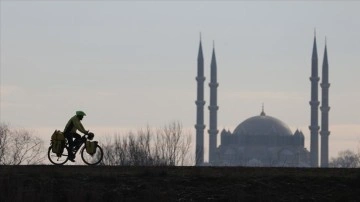 Camileri takdim etmek düşüncesince Almanya'dan Türkiye'ye bisikletle geldi