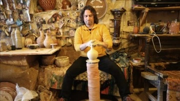 Çanak ustası, Anadolu'ya saf eserlerini Uzak Doğu tekniğiyle pişiriyor