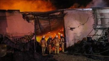 Çatalca'da müşterek fabrikada çıkan ve bitişik fabrikaya da sıçrayan yangın söndürüldü