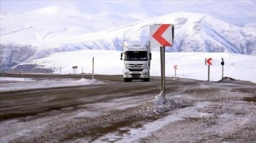 Çıldır-Aktaş kara yolu tipi zımnında tır geçişlerine kapatıldı