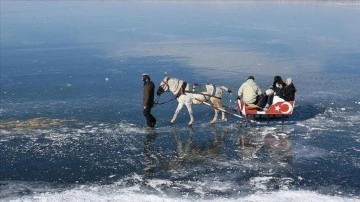 Çıldır Gölü'nde buz üzerinde süvari kızak keyfi