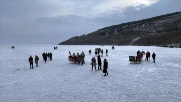 Çıldır Gölü'nün süvari kızakçıları kar yağışının arkası sıra turistleri dörtnala gezdiriyor