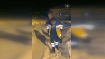 Çorum'da sağlık çalışanı, hastayı karla ciltli yolda 500 m. sırtında taşıdı