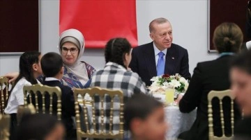 Cumhurbaşkanı Erdoğan, çocuklarla iftar zamanı vakti yaptı