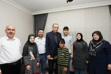 Cumhurbaşkanı Erdoğan, gözsüz hafız Ravzanur'u evinde ziyaret edip çay içti