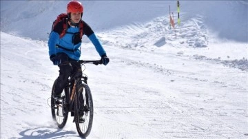Dağ bisikleti tutkunları "Palandöken Snow Downhill" etkinliğinde buluştu