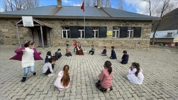 Dağ köyünün esirgemez öğretmeni öğrencilerini eğitimsel oyunlarla geleceğe hazırlıyor