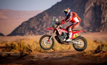 Dakar Rallisi'nin 4'üncü gününde kazanan Carlos Sainz