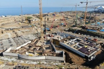 Deniz dolgusuna inşa edilecek Trabzon Şehir Hastanesi için fore kazık emek harcamaları sürüyor
