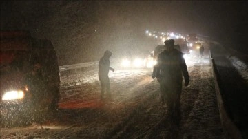 Denizli-Antalya kara yolu kar yağışı zımnında ulaşıma kapandı