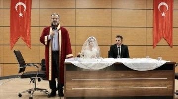Depremzede çiftin nikahı Konya'da kaldıkları yurtta kıyıldı