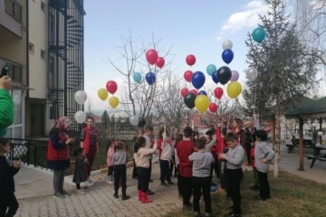 Depremzede çocuklar ‘tek katlı ev’ dileyerek balonları gökyüzüne saldı