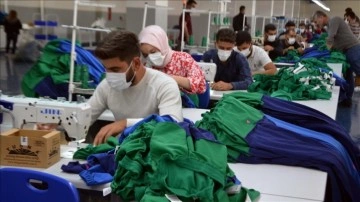 Devlet yardımıyla kurduğu tekstil fabrikasında 100 insana istihdam sağladı