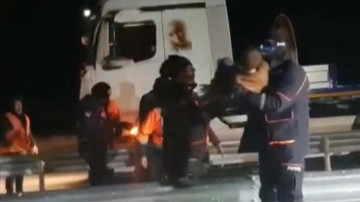 Diyarbakır-Siverek kara amacında karda mahsur artan 2'si geçici otobüsü 49 araç kurtarıldı