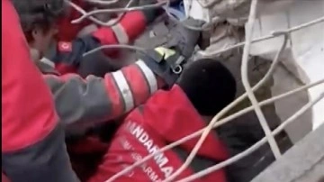 Diyarbakır'da jandarma ekipleri birisi bebek 3 kişiyi enkaz altından kurtardı