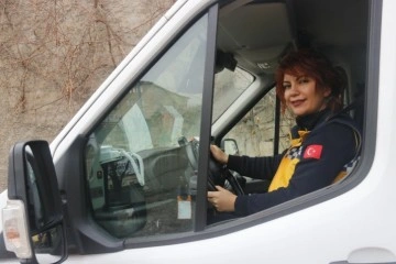 Diyarbakır’ın ’kırmızı başlıklı’ kadın ambulans şoförü, zamanla yarışıyor