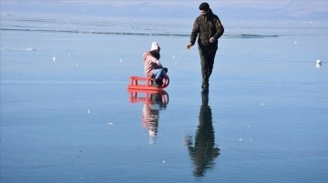 Doğa harikası Çıldır Gölü senenin akıbet gününde ziyaretçilerini buz üstünde ağırladı