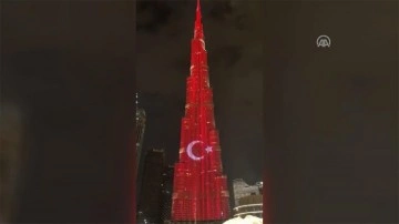 Dubai'nin bayrak gökdeleni Burj Khalifa'ya, Türk bayrağı yansıtıldı