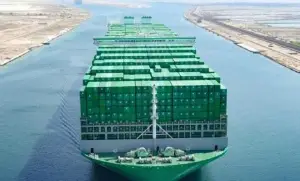 Dünyanın en büyük konteynır gemisi ilk seferinde Süveyş’i sorunsuz geçti