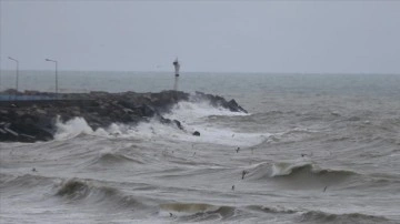 Düzce'de alevlenmiş yel 4 metrelik dalgalar oluşturdu
