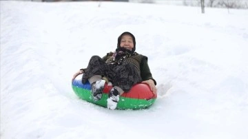 Düzce'nin Çınardüzü köyünde 7'den 70'e hepsi karda kaymanın tadını çıkarıyor