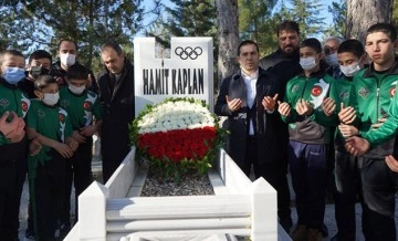 Efsane güreşçi Hamit Kaplan mezarı başında anıldı 