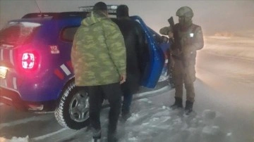 Elazığ'da kar zımnında yolda kuşatılmış kalan 5 kişiyi jandarma kurtardı