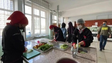 Elazığ'daki yaşlı ve kimsesizlerin iftar sofralarını lise öğrencileri hazırlıyor