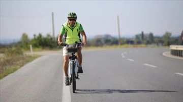 Emekli öğretmen bisikletiyle günce 40 kilometre defa katediyor