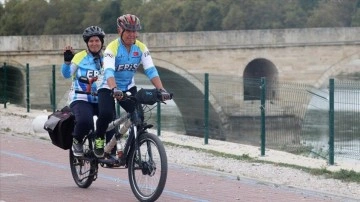 Emekli öğretmen çift yaşamlarına düet bisikletle keyif ve şenlik katıyor