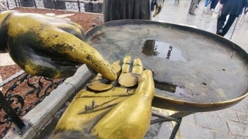 Eminönü Meydanı'ndaki simitçi heykelinin bronz simitleri çalındı