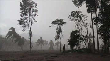 Endonezya'da Semeru Yanardağı'nın baştan patlaması için aramalar durduruldu