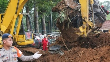 Endonezya'daki depremde kayıp 39 kişi düşüncesince kontrol kurtarma emek harcamaları bitmeme ediyor