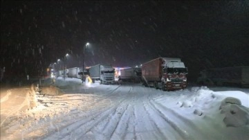 Erzincan'da erişim kar ve buzlanma dolayısıyla bata çıka sağlanıyor
