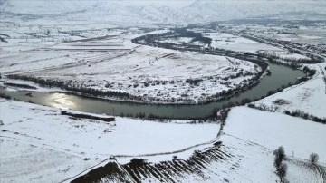 Erzincan'daki mendereslerin etrafı beyaz örtüyle kaplandı