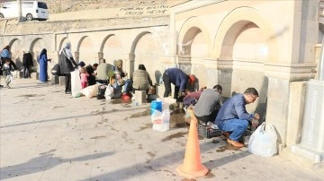 Erzincanlılar oruçlarını belediyeye ilgilendiren çeşmelerden cari maden suyu ile açıyor