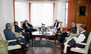 Eski Afganistan Devlet Başkanı Karzai, İran’la görüştü