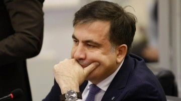 Eski Gürcistan Cumhurbaşkanı Saakaşvili önce el bilgili karşına çıktı