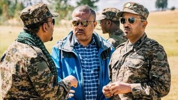 Etiyopya'da isyancılarla savaş düşüncesince cepheye revan Başbakan Ahmed görevine döndü