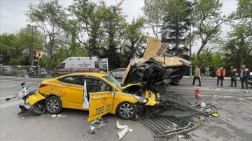 Eyüpsultan'da minibüsün taksinin adına çıkmış olduğu kazada 7 isim yaralandı