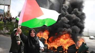 Filistinli bayanlardan gayrikanuni Yahudi yerleşim birimleri karşıtı gösteri