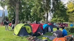 Fransa'da aylardır sokaklarda kalan 600 göçmen ve evsiz Paris Valiliği önünde çadır kurdu