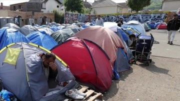 Fransa'da düzensiz göçmenler otoparkta hayat savaşı veriyor