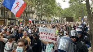 Fransa'da hükümetin Kovid-19 ile mücadele politikası karşıtı gösteriler 6. haftasında devam ett